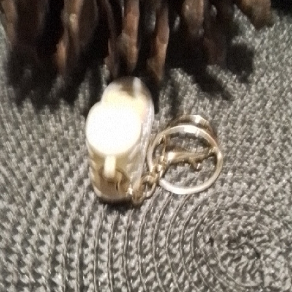 Chic Cream Sneaker Keychain - Picture 4 of 6